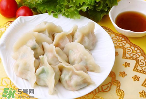 薺菜包餃子必須焯水嗎？薺菜包餃子要焯水嗎？