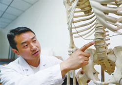 骨質(zhì)疏松會出現(xiàn)背痛嗎？骨質(zhì)疏松會引起后背疼嗎？
