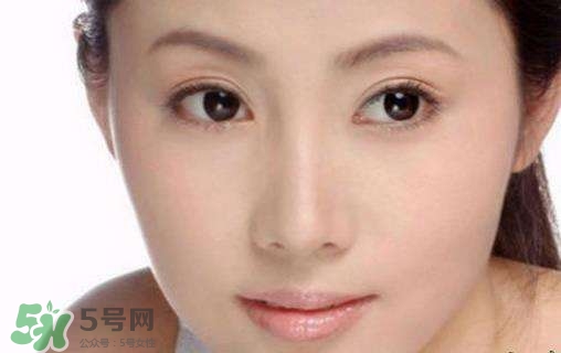 鼻子上擠出來(lái)的白色東西是什么？鼻子上的白色顆粒是什么？