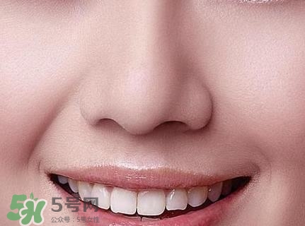 鼻子上擠出來(lái)的白色東西是什么？鼻子上的白色顆粒是什么？