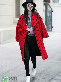 紅色衣服配什么顏色褲子？紅色衣服配什么褲子好看？