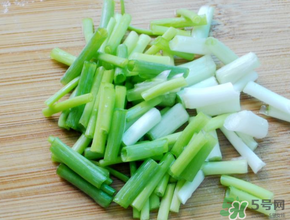 薺菜和蔥能一起吃嗎？薺菜餃子可以放蔥嗎？