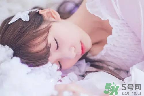 女人熬夜吃什么好？女人熬夜的危害有多大