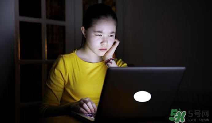 女人熬夜吃什么好？女人熬夜的危害有多大