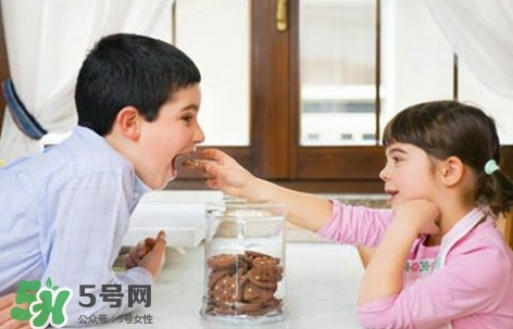 半夜吃零食會導(dǎo)致腦殘？半夜吃零食會不會腦殘