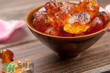 桃膠可以治療糖尿病嗎？桃膠能治什么?。?></p><h3>桃膠能治什么病</h3><p>1、治瘡疹黑黡、發(fā)搐危困：桃膠煎湯飲之。一方水熬成膏，溫酒調下，無時。</p><p>2、治糖尿?。禾夷z，用微溫水洗凈，放在小鍋內煮食，隨意加些調味鹽類亦可。</p><p>3、治石淋作痛：桃木膠如棗大，夏以冷水三合，冬以湯三合和服，日三服，當下石，石盡即止。</p><p>4、治血淋：石膏、木通、桃膠（炒作末）參半兩。上為細末。每服二錢，水一盞，煎至七分，通口服，食前。</p><p style=