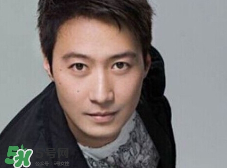 怎么去除疤痕?。咳绾稳コ毯塾?></p><h3>如何去除疤痕印</h3><p>方法一 按摩去疤法</p><p>按摩也能消除疤痕，因為按摩能夠適度的活血化瘀，幫忙疏通脛骨。而疤痕是新生組織，因生長不均衡而產生，所以按摩能夠有效的恢復局部組織的活力，促進新生皮膚再生，對身體很多方面也有好處。但是切記只針對淺的正在復原的疤痕。</p><p>手法：利用手掌根部輕柔疤痕，每天三次，每次堅持十分鐘即可。</p><p>方法二 姜片去疤痕</p><p>把新鮮的姜洗干凈以后切成片，然后用姜片輕擦疤痕，輕擦數次以后，將姜片敷在疤痕部位，然后在去掉更換一片，重復兩三次。這個方法一定要堅持下去哦，每天這樣操作兩次，長期下來，小點的疤痕會消失的。因為生姜具有抑制肉芽組織生長的功效，從而降低疤痕形成和生長。</p><p style=
