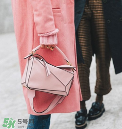loewe puzzle怎么背好看？loewe puzzle怎么搭配好看？