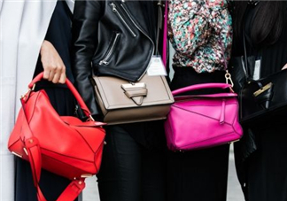 loewe puzzle怎么背好看？loewe puzzle怎么搭配好看？