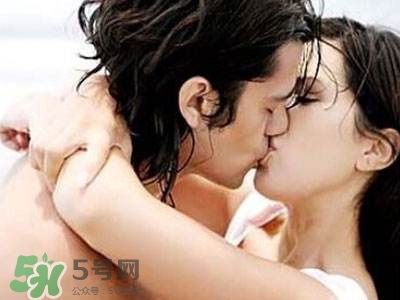 接吻時(shí)男生的手放哪里？接吻時(shí)男人的手摸哪里暴露性格
