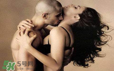 男人為什么喜歡抓女人的胸？男人摸女人的胸部