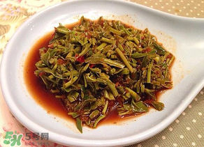 涼拌香椿要過水嗎？香椿涼拌前需要用開水焯一下嗎？