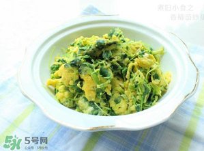 香椿炒雞蛋不能和什么同吃？香椿炒雞蛋什么人不能吃？