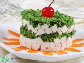 香椿拌豆腐怎么做好吃？香椿拌豆腐放什么油？