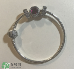 潘多拉美女與野獸手鏈?zhǔn)鞘裁床馁|(zhì)？pandora美女與野獸是銀的嗎？
