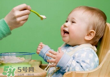 四個月的寶寶可以喝果汁嗎？寶寶四個月能喝果汁嗎？