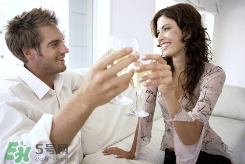 夫妻如何保持新鮮感？調(diào)情小技巧激發(fā)你的性欲