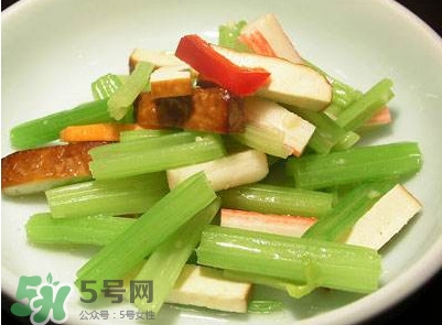 芹菜怎么炒好吃？芹菜怎么炒不苦