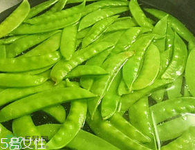 ?炒荷蘭豆要焯水嗎？荷蘭豆不焯水能吃嗎？
