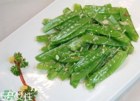 ?炒荷蘭豆要焯水嗎？荷蘭豆不焯水能吃嗎？
