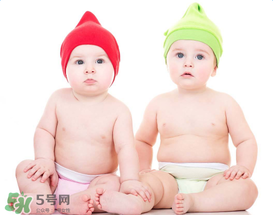 如何判斷新生兒已經(jīng)吃飽？新生兒吃飽了有什么表現(xiàn)？