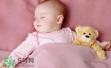 如何判斷新生兒已經(jīng)吃飽？新生兒吃飽了有什么表現(xiàn)？