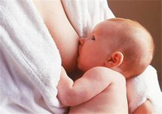 哺乳期奶水有血是什么原因？哺乳期奶水有血能喂奶嗎？