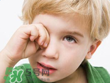 寶寶總是拿手揉眼睛是怎么了？寶寶眼睛癢怎么處理？