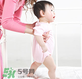 寶寶一歲多了還不會(huì)走路怎么辦？寶寶走路晚是什么原因造成的
