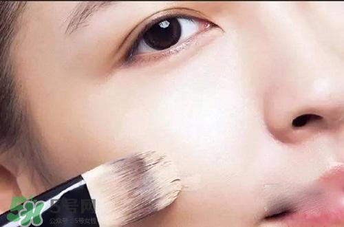 粉底液可以涂在眼部嗎？粉底液涂在眼部有什么危害？