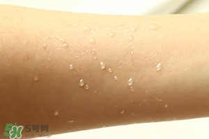 ajuste防曬噴霧哪個顏色好？ajuste防曬噴霧藍色綠色白色區(qū)別