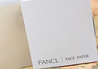 fancl吸油紙?jiān)趺礃?？fancl吸油紙?jiān)趺从茫?>
<strong>fancl吸油紙?jiān)趺礃樱縡ancl吸油紙?jiān)趺从茫?/strong>
</a>
<p>吸油紙這種東西本來是沒有什么推薦的，畢竟市面上的吸油紙非常多，但是fancl的材質(zhì)很天然。天然麻作為材質(zhì)，不含防腐劑，用起來非常安心，而且吸油效果會(huì)好很多哦！下面就來了解一下效果吧！</p>
</li>
<li>
<a href=