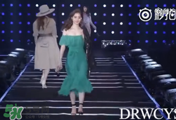 穿著高跟鞋翻跟頭走t臺模特同款綠色裙子是什么牌子？