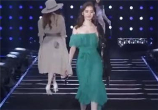 穿著高跟鞋翻跟頭走t臺模特同款綠色裙子是什么牌子？