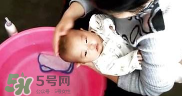 嬰兒洗頭怎么洗？嬰兒洗頭注意事項