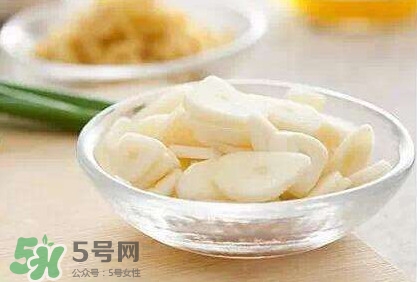 生吃蒜頭有什么好處？生吃蒜頭的功效和作用