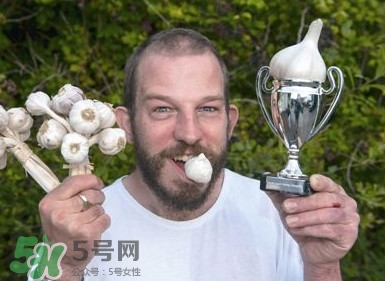 生吃蒜頭有什么好處？生吃蒜頭的功效和作用