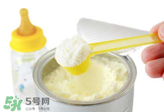 開水沖奶粉會破壞營養(yǎng)嗎？什么水溫沖奶粉好？