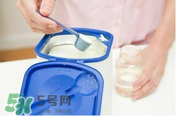 開水沖奶粉會破壞營養(yǎng)嗎？什么水溫沖奶粉好？