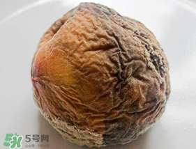 ?桃子發(fā)霉了還可以吃嗎？吃了發(fā)霉的桃子怎么辦？