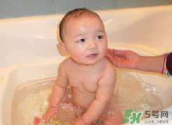 夏天嬰兒洗澡水溫多少度合適？夏天嬰兒洗澡水溫需要多少度？