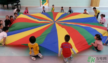 餃子在幼兒園玩的游戲叫什么？彩虹傘的捕魚游戲怎么玩？