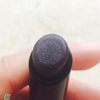 嬌蘭小黑裙007顯色嗎？嬌蘭小黑裙007適合唇色淺的嗎？