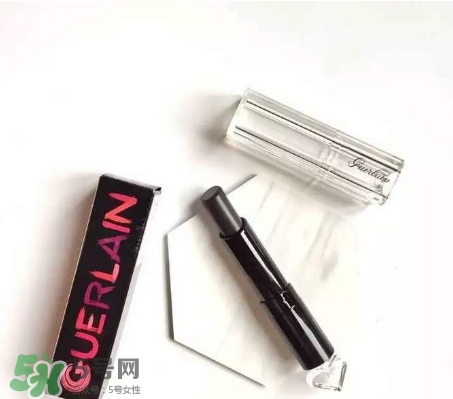 嬌蘭小黑裙007顯色嗎？嬌蘭小黑裙007適合唇色淺的嗎？