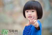 什么原因?qū)е潞⒆有愿駜?nèi)向？孩子性格內(nèi)向該怎么辦？