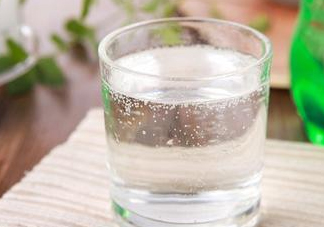 雪碧是碳酸飲料嗎？雪碧是酸性還是堿性？