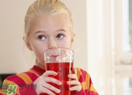 為什么喝碳酸飲料打嗝嗆鼻子？碳酸飲料為什么會冒泡