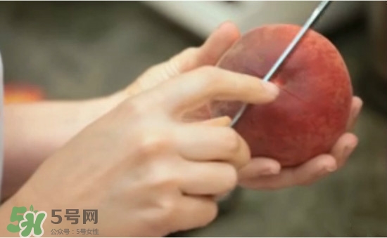 吃桃子要不要削皮？吃桃子的去皮方法
