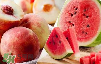 桃子和西瓜一起吃會中毒嗎？桃子和西瓜能一起吃嗎？