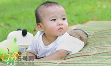 夏天寶寶睡覺(jué)穿什么好？夏天寶寶睡覺(jué)能光著睡嗎？
